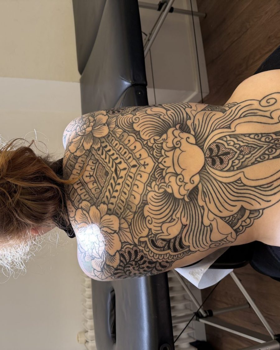 Dos mandala et pivoines — Diana Houl, ornemental, OKO Tattoo Genève