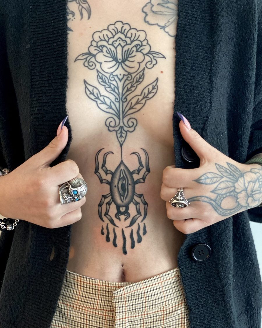 Sternum floral et araignée — Diana Houl, ornemental, OKO Tattoo Genève