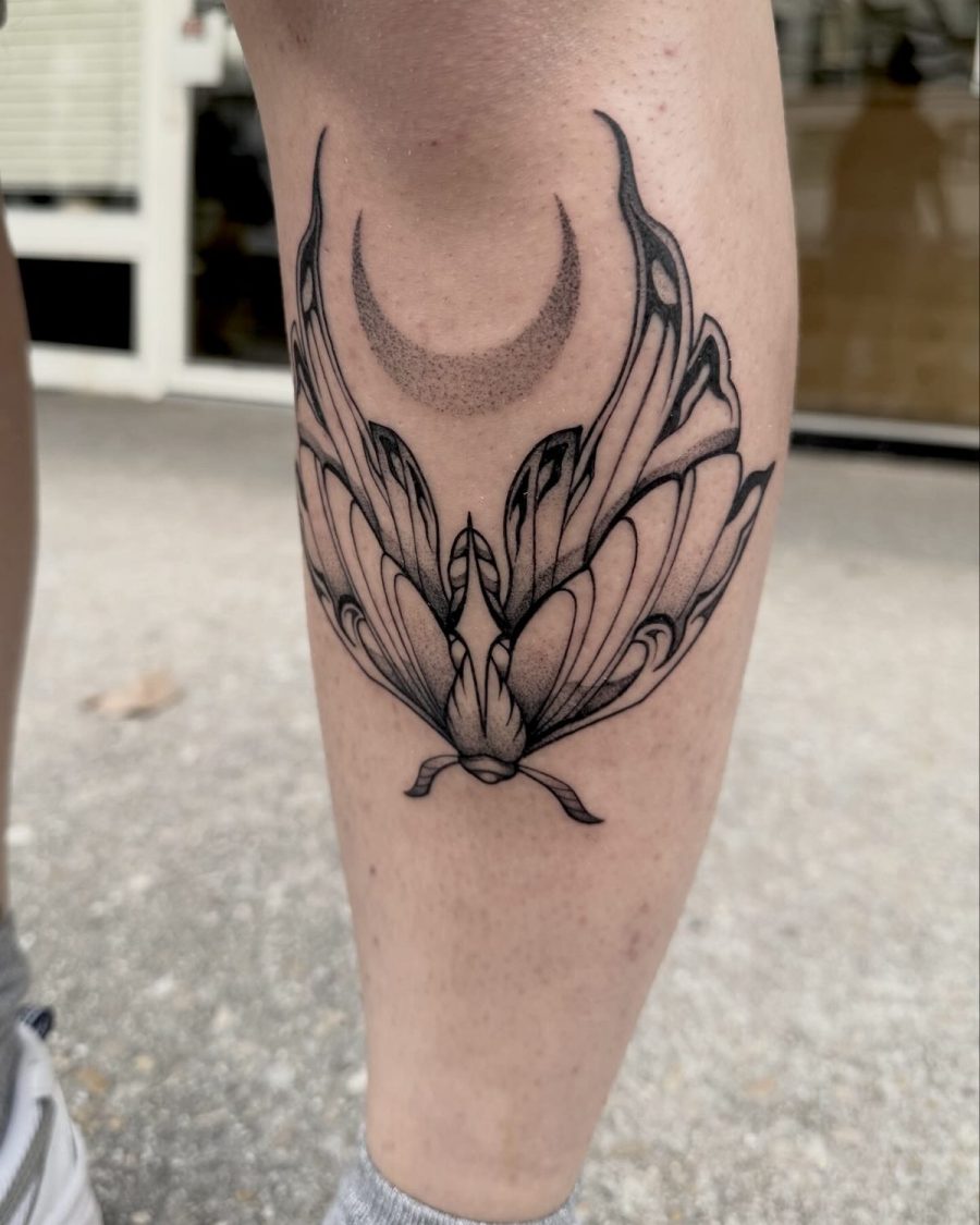 Papillon de nuit et lune — Diana Houl, blackwork, OKO Tattoo Genève