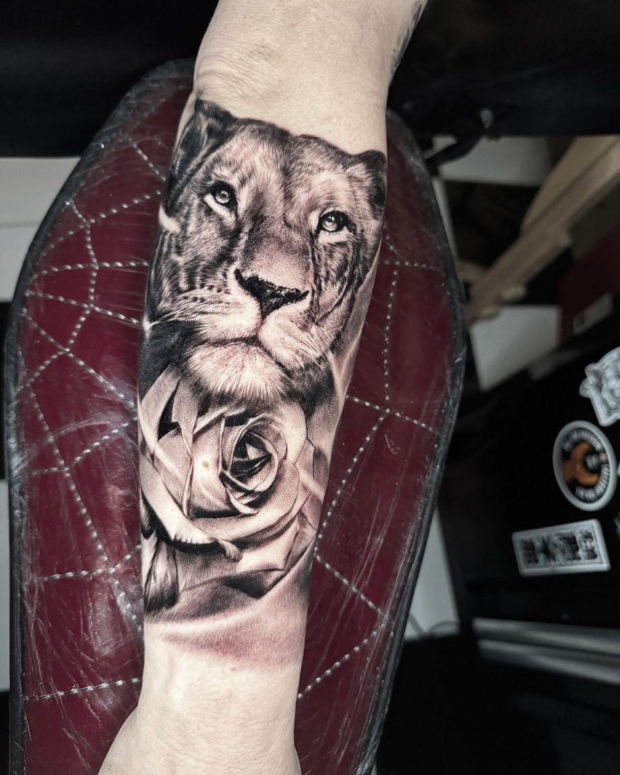 Lionne et rose — Jordy Bones, realisme, OKO Tattoo Genève
