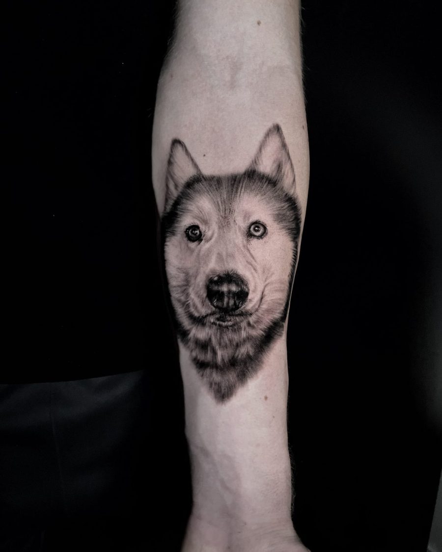 Portrait de husky — Jordy Bones, realisme, OKO Tattoo Genève