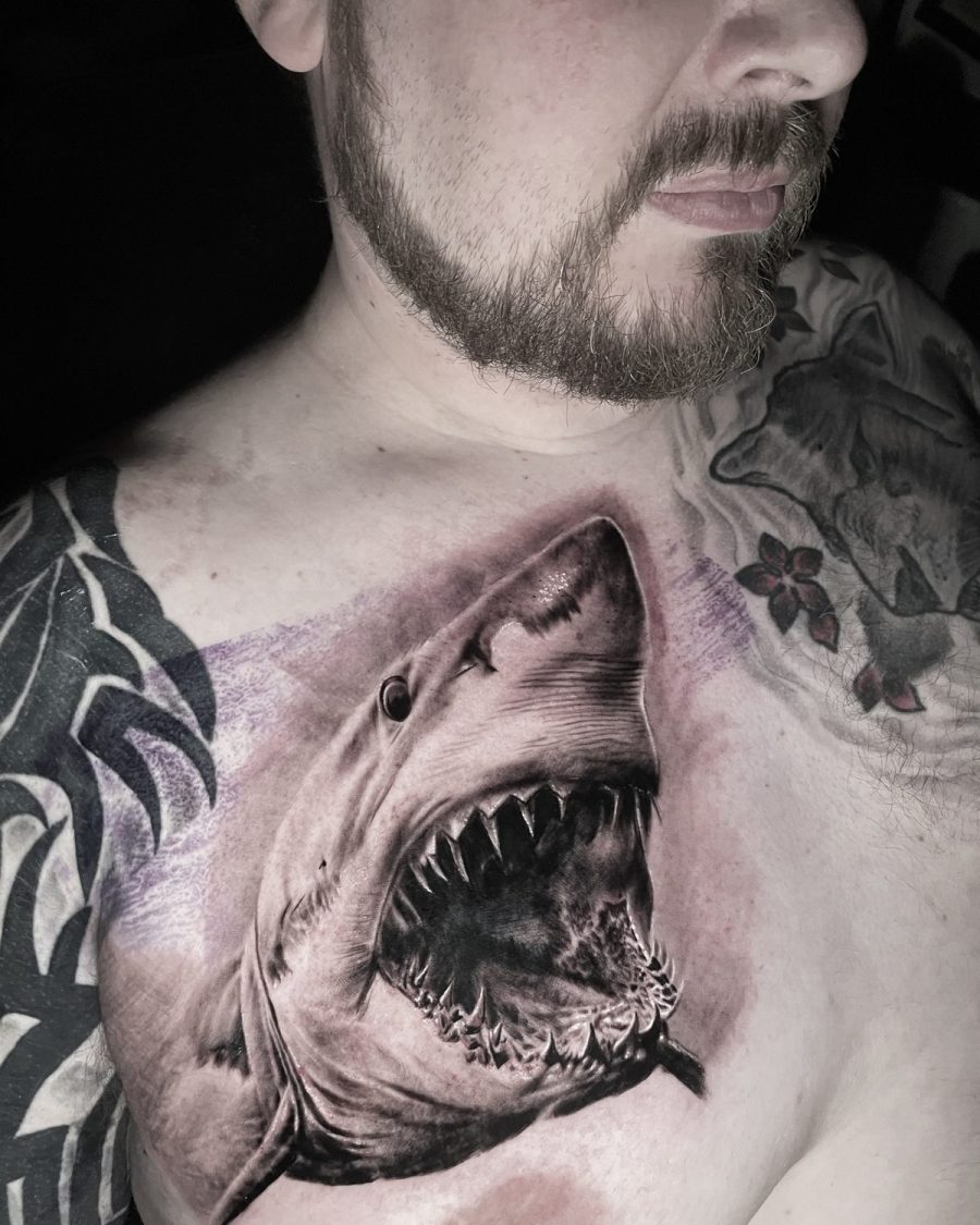 Grand requin blanc — Jordy Bones, realisme, OKO Tattoo Genève