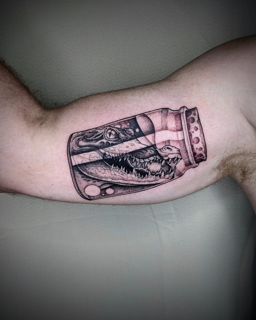 Crocodile en bocal — Jordy Bones, realisme, OKO Tattoo Genève