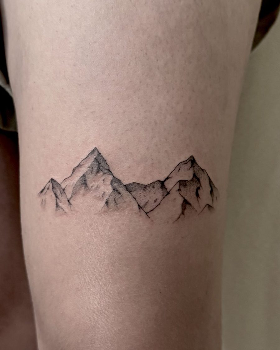 Chaîne de montagnes — Jordy Bones, blackwork, OKO Tattoo Genève