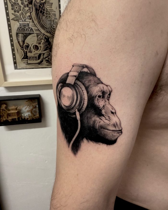 Chimpanzé au casque — Jordy Bones, realisme, OKO Tattoo Genève