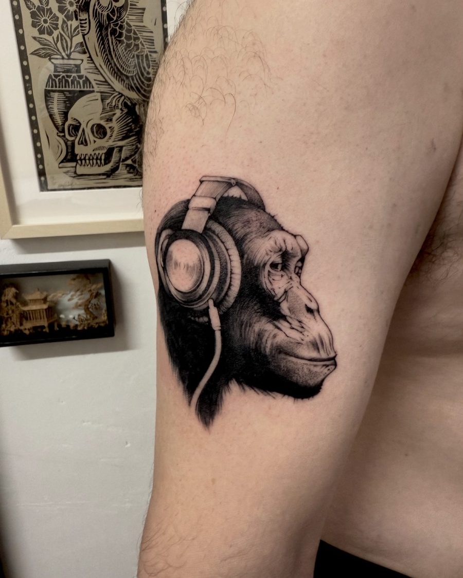 Chimpanzé au casque — Jordy Bones, realisme, OKO Tattoo Genève