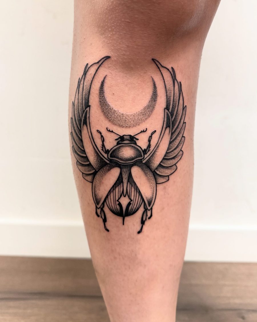 Scarabée ailé et lune — Jordy Bones, blackwork, OKO Tattoo Genève