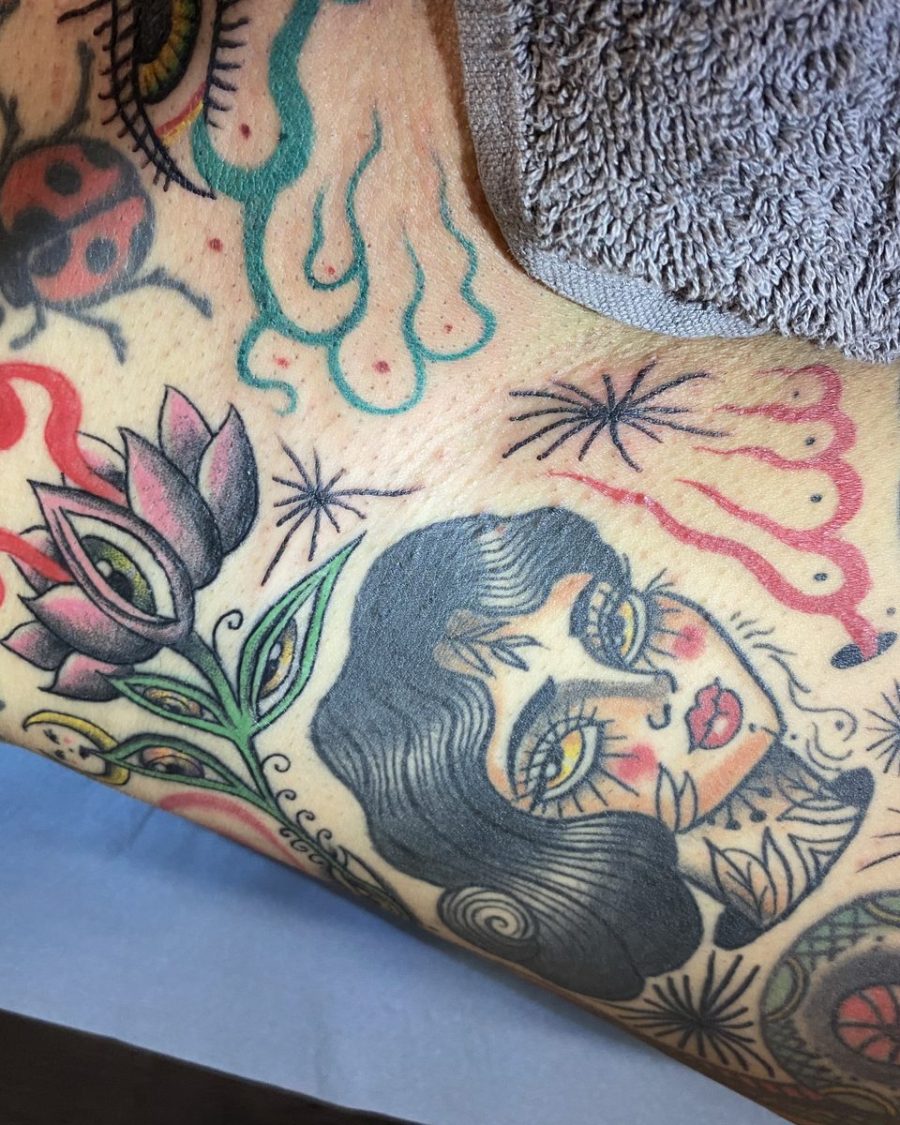 Visage et œil floral — Milos Premier, neotraditionnel, OKO Tattoo Genève