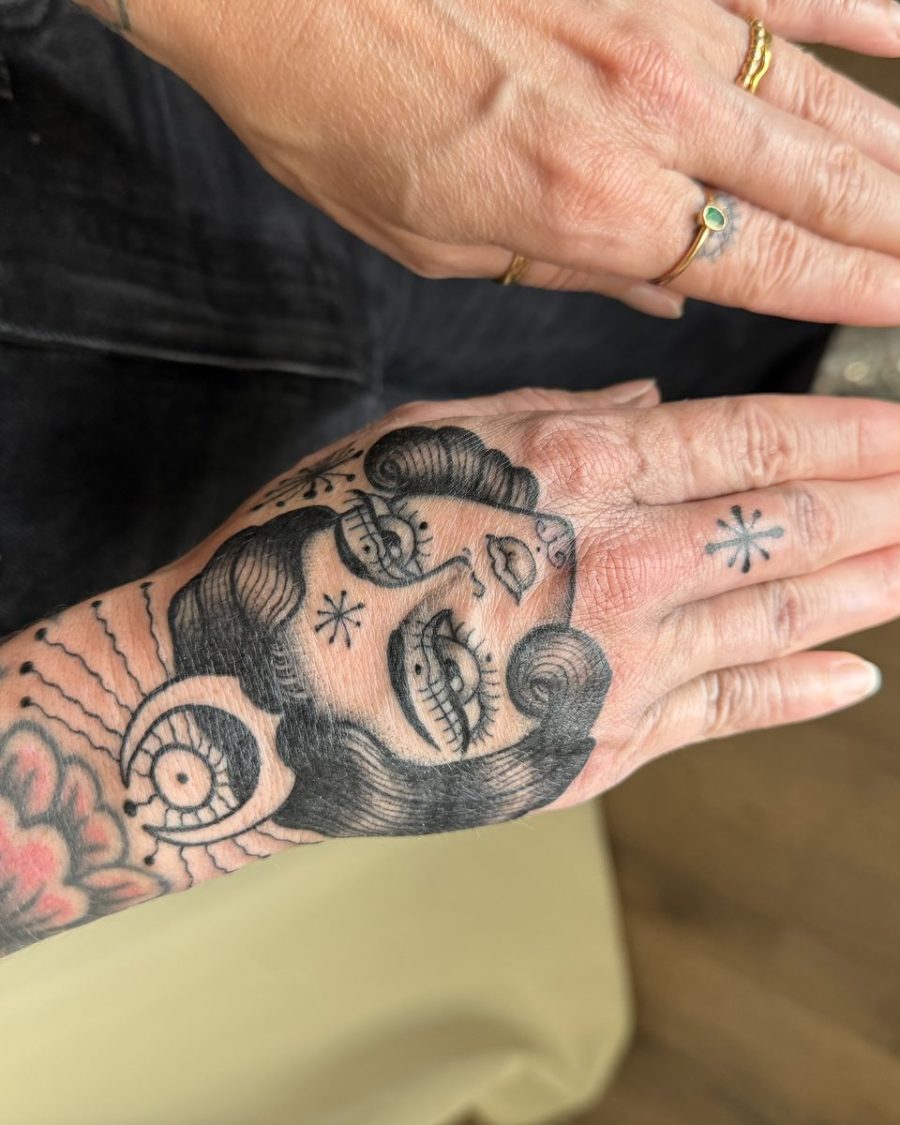 Lady head sur la main — Milos Premier, neotraditionnel, OKO Tattoo Genève