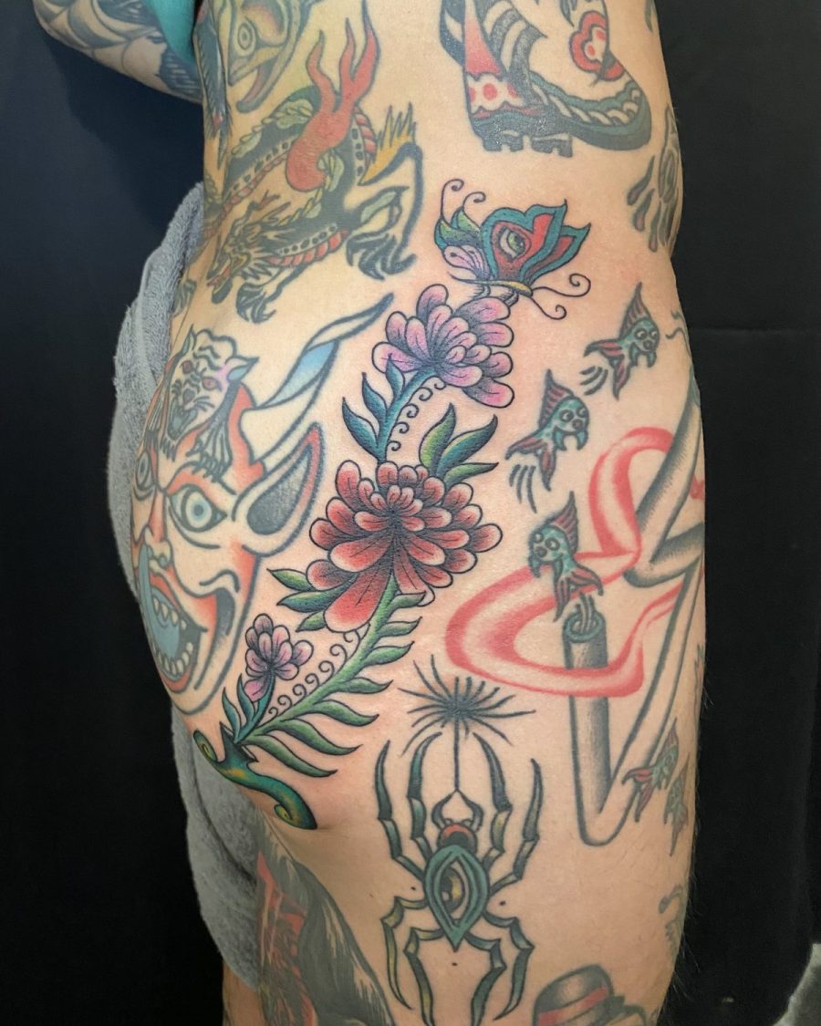 Flashs colorés hanche — Milos Premier, neotraditionnel, OKO Tattoo Genève