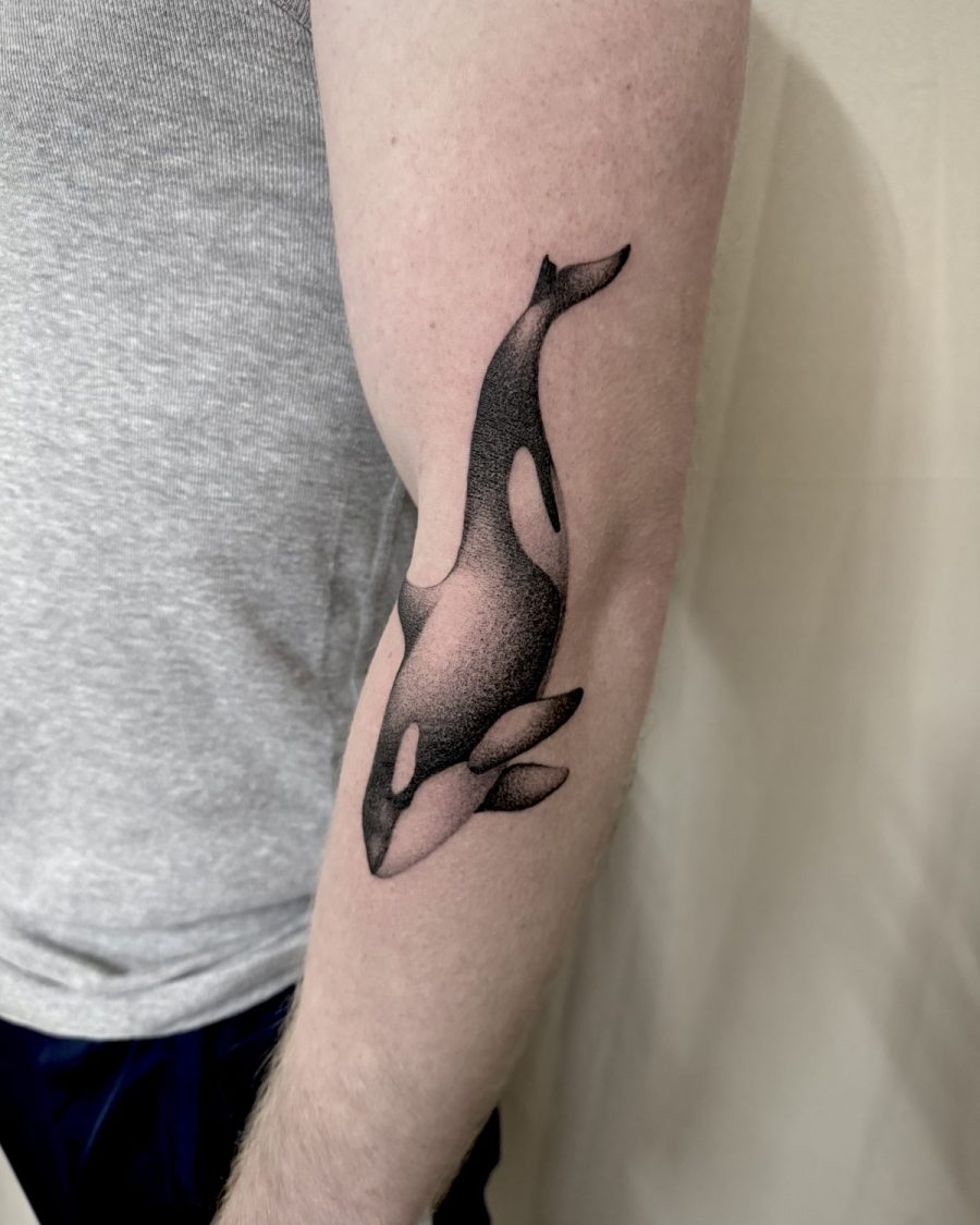 Orque en stippling — Milos Premier, blackwork, OKO Tattoo Genève