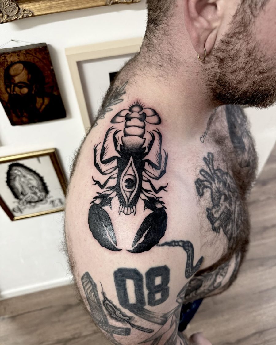 Créature scorpioïde — Milos Premier, blackwork, OKO Tattoo Genève