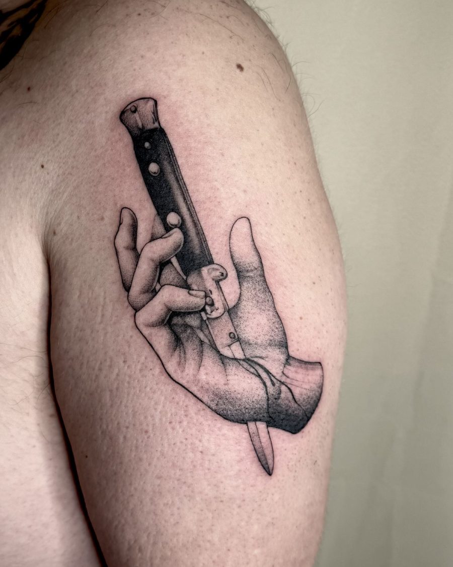 Main et cran d’arrêt — Milos Premier, blackwork, OKO Tattoo Genève