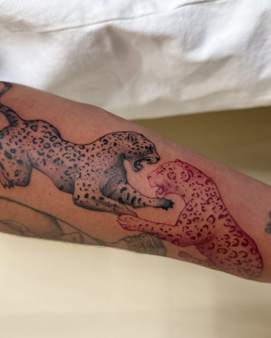 Léopards noir et rouge — Milos Premier, blackwork, OKO Tattoo Genève