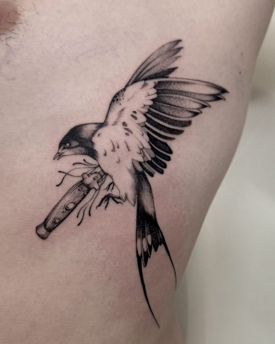 Hirondelle au couteau — Milos Premier, blackwork, OKO Tattoo Genève