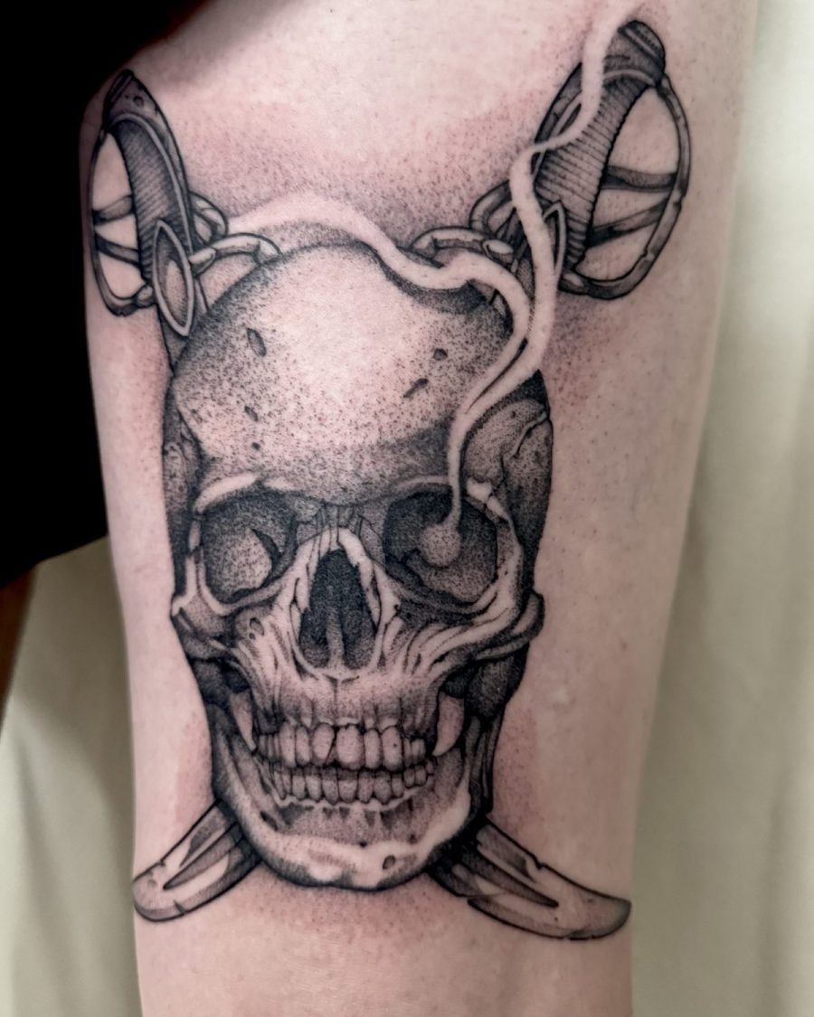Crâne et coutelas — Milos Premier, blackwork, OKO Tattoo Genève