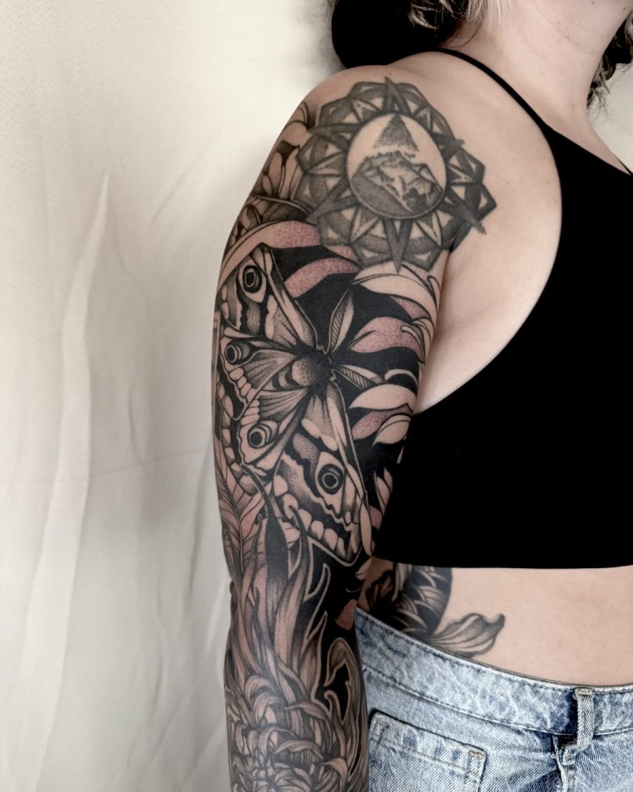 Manche papillon et chrysanthème — Milos Premier, blackwork, OKO Tattoo Genève