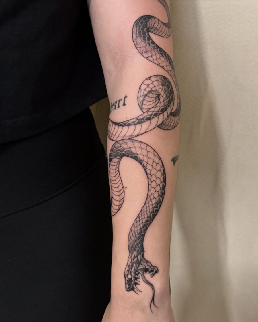 Serpent enroulé — Milos Premier, blackwork, OKO Tattoo Genève