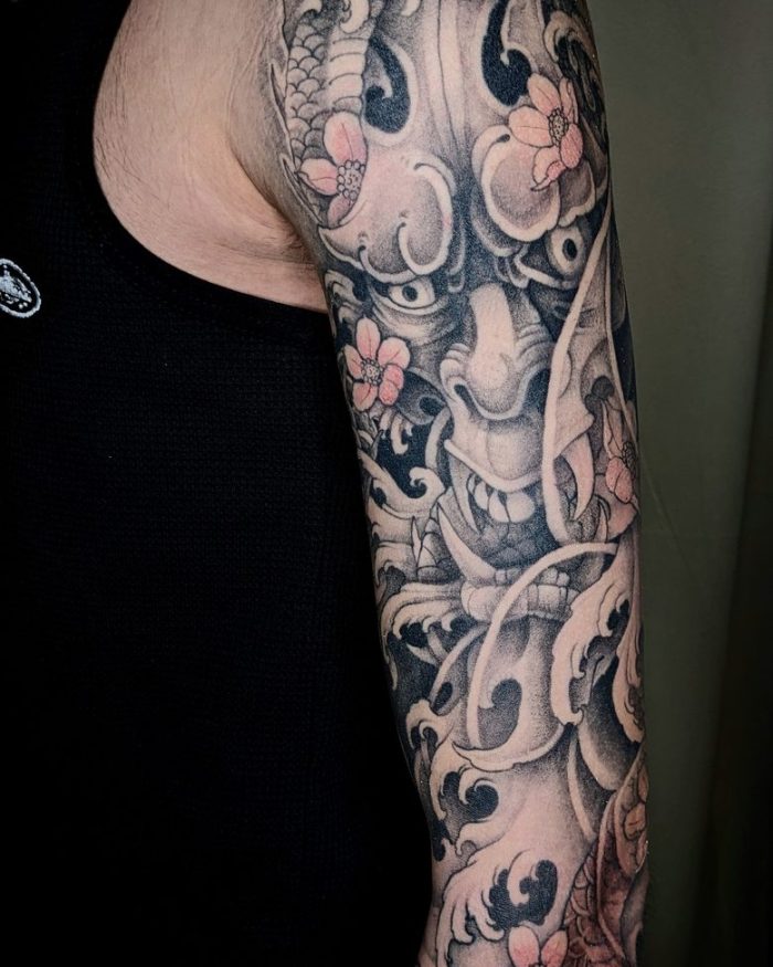 Manche Hannya et koi — Sinistro, japonais, OKO Tattoo Genève