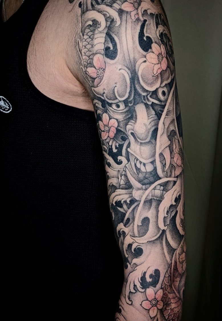 Manche Hannya et koi — Sinistro, japonais, OKO Tattoo Genève