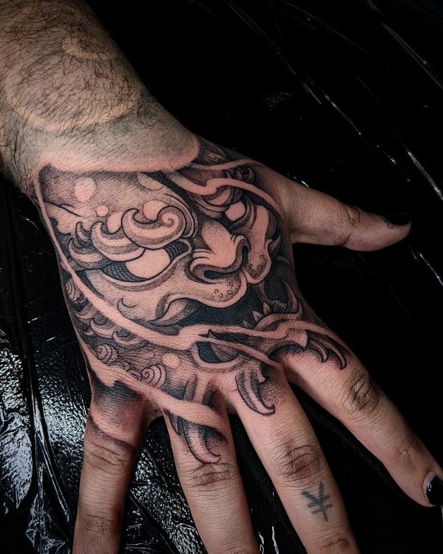 Shishi sur la main — Sinistro, japonais, OKO Tattoo Genève