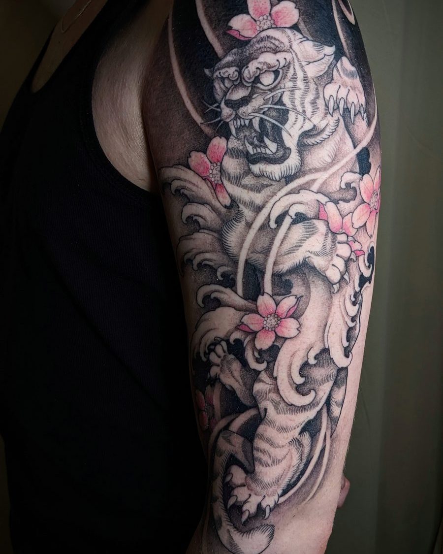 Tigre et sakura — Sinistro, japonais, OKO Tattoo Genève