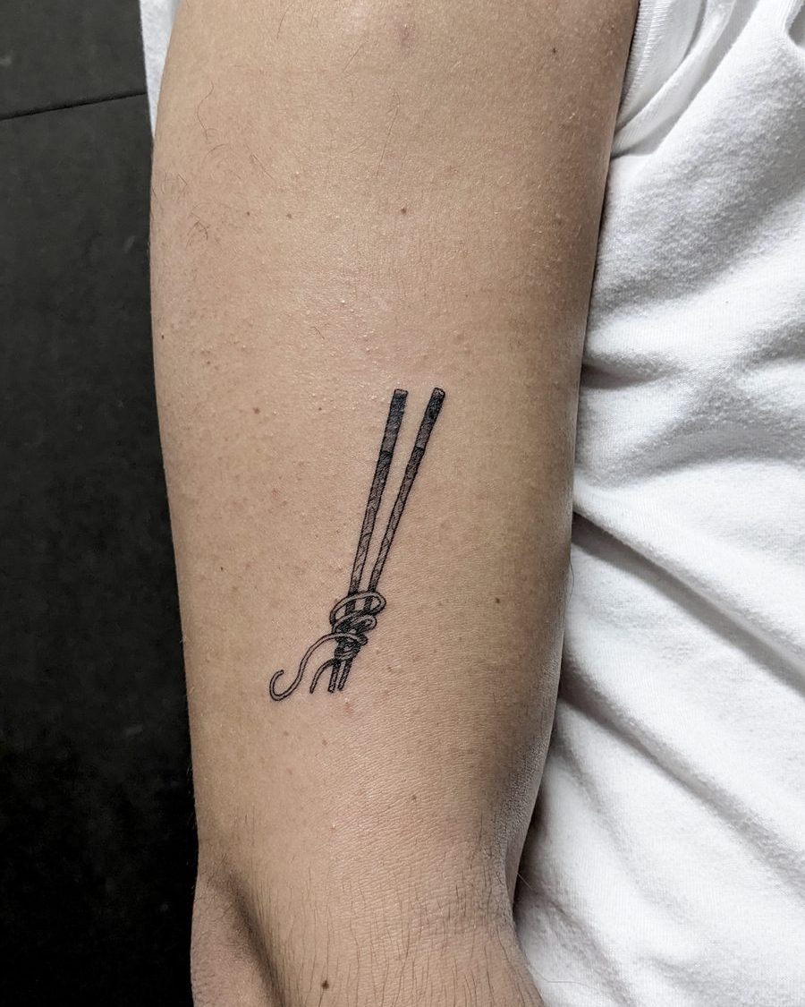 Tatouage fine line par Milos Premier.