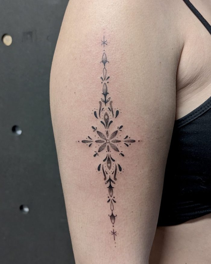 Tatouage fine line par Milos Premier.
